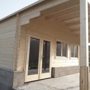 Casas de Madera Prefabricadas Jerez - 27 m2 diáfanos + 14 m2 de porche - Casas prefabricadas JEREZ 598x500+240cm - 44 MM - blanco frontal